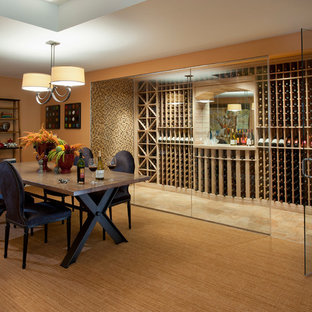 Imagen de bodega tradicional con botelleros, suelo de travertino y suelo beige