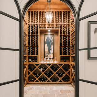 Diseño de bodega clásica con botelleros de rombos y suelo beige