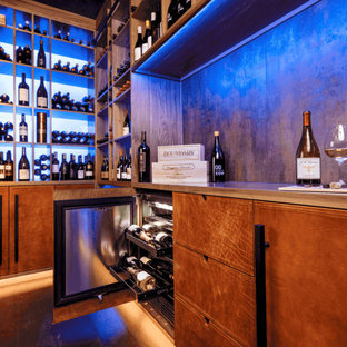 Idee per una cantina minimalista con portabottiglie a vista