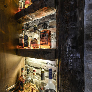 Immagine di una cantina stile rurale di medie dimensioni con pavimento in mattoni e rastrelliere portabottiglie