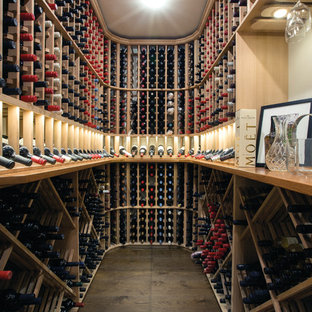 Idee per una cantina classica di medie dimensioni con parquet scuro e portabottiglie a scomparti romboidali