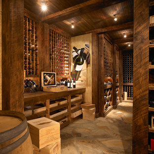 Idées déco pour une cave à vin éclectique.