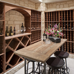Esempio di una cantina tradizionale con pavimento in cemento e rastrelliere portabottiglie