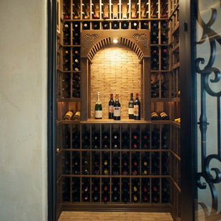 Modelo de bodega mediterránea, pequeña, con suelo de ladrillo y botelleros
