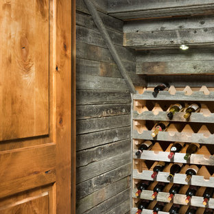 Ispirazione per una piccola cantina tradizionale con rastrelliere portabottiglie