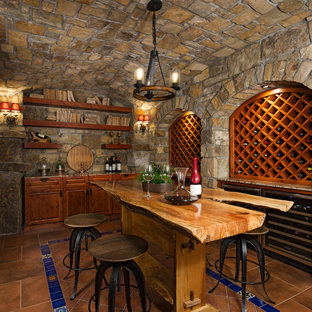 Immagine di una cantina mediterranea con pavimento in terracotta e pavimento marrone