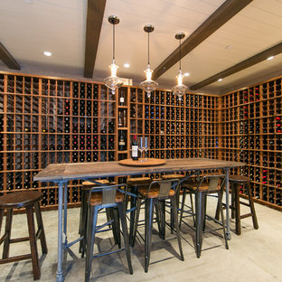 Foto di una grande cantina rustica con rastrelliere portabottiglie e pavimento beige