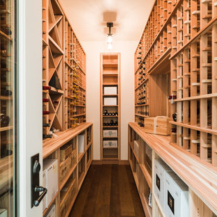 Foto di una cantina country di medie dimensioni con parquet scuro