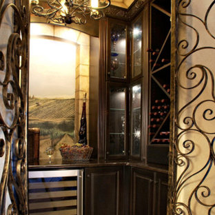 Ispirazione per una cantina vittoriana di medie dimensioni con pavimento con piastrelle in ceramica, rastrelliere portabottiglie e pavimento beige