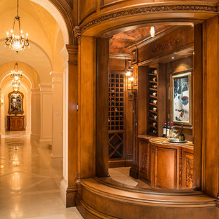 Idee per una grande cantina classica con portabottiglie a vista e pavimento con piastrelle in ceramica