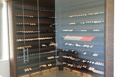 Cette image montre une cave à vin minimaliste.