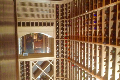 Inspiration pour une cave à vin traditionnelle de taille moyenne avec des casiers.