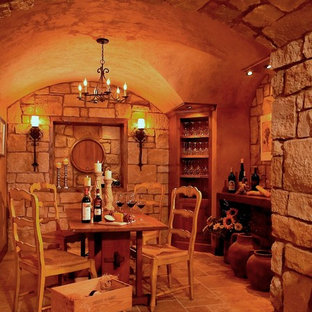 Ispirazione per una cantina classica con pavimento arancione