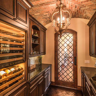Immagine di una cantina chic di medie dimensioni con parquet scuro, pavimento marrone e portabottiglie a vista