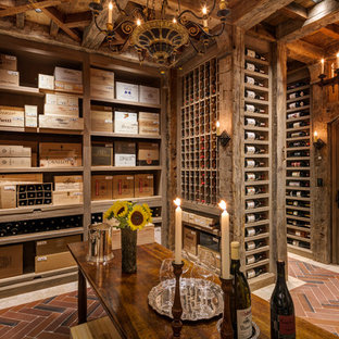 Esempio di una cantina classica con rastrelliere portabottiglie, pavimento con piastrelle in ceramica e pavimento rosso