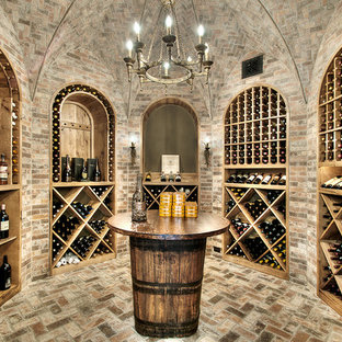 Ispirazione per una cantina chic con pavimento in mattoni