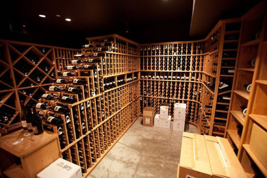 Cette image montre une grande cave à vin minimaliste.