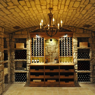 Esempio di una cantina stile rurale di medie dimensioni con pavimento con piastrelle in ceramica, rastrelliere portabottiglie e pavimento giallo