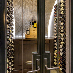Réalisation d'une cave à vin design avec des casiers et un sol beige.