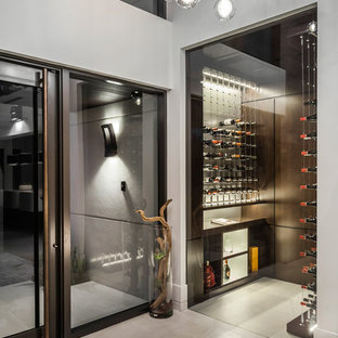 Immagine di una grande cantina design con pavimento in cemento, rastrelliere portabottiglie e pavimento grigio
