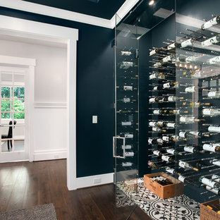 Inspiration pour une cave à vin craftsman de taille moyenne avec des casiers et un sol multicolore.