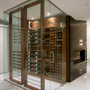 Aménagement d'une petit cave à vin contemporaine avec des casiers.