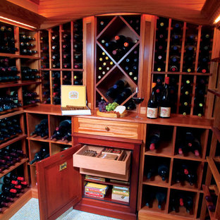 Foto di una cantina tradizionale con rastrelliere portabottiglie e pavimento blu