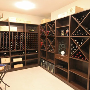 Foto di una grande cantina chic con pavimento in linoleum e rastrelliere portabottiglie