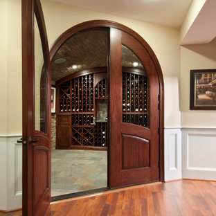Foto di una cantina vittoriana con rastrelliere portabottiglie