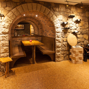 Imagen de bodega rústica, grande, con suelo de corcho, botelleros y suelo marrón