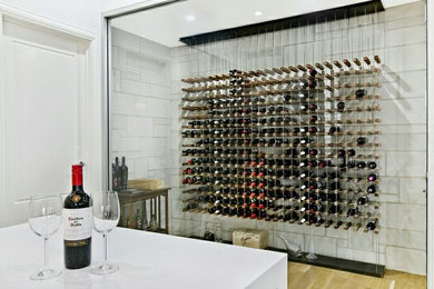Exemple d'une cave à vin moderne avec un présentoir.