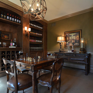 Idée de décoration pour une grand cave à vin tradition avec moquette, un présentoir et un sol gris.