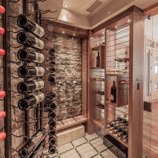 Exemple d'une cave à vin chic de taille moyenne avec des casiers.