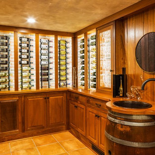 Esempio di una cantina classica di medie dimensioni con rastrelliere portabottiglie, pavimento in terracotta e pavimento beige