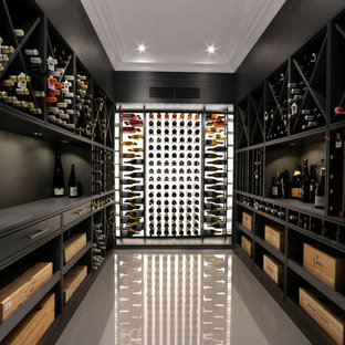 Diseño de bodega ecléctica, de tamaño medio, con suelo de mármol y suelo blanco