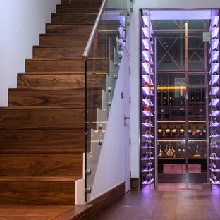 Idee per una piccola cantina design con parquet scuro e pavimento marrone