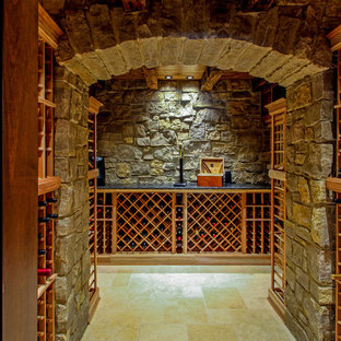 Diseño de bodega clásica con suelo de travertino y botelleros