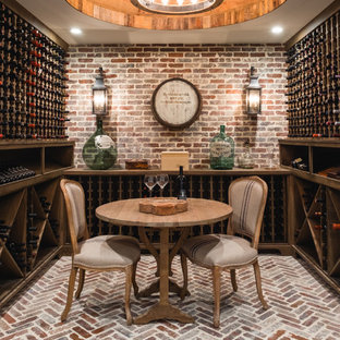 Idee per una cantina chic con pavimento in mattoni e rastrelliere portabottiglie