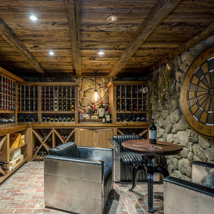 Esempio di una cantina stile rurale con pavimento in mattoni, rastrelliere portabottiglie e pavimento rosso