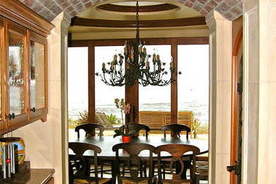 サンルイスオビスポにある中くらいな地中海スタイルのおしゃれなワインセラー (トラバーチンの床、菱形ラック) の写真