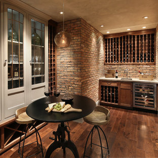 Esempio di una grande cantina chic con parquet scuro, rastrelliere portabottiglie e pavimento marrone