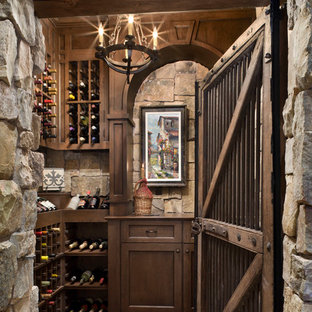 Esempio di una cantina stile rurale con rastrelliere portabottiglie
