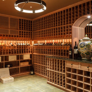 Foto di una cantina classica di medie dimensioni con pavimento in cemento, rastrelliere portabottiglie e pavimento grigio
