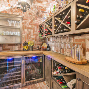 Idee per una cantina rustica con pavimento in mattoni, portabottiglie a scomparti romboidali e pavimento rosso