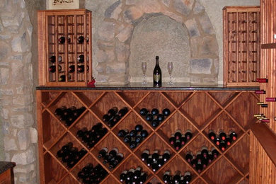 Großer Rustikaler Weinkeller mit Schieferboden, diagonaler Lagerung und grauem Boden in Wichita
