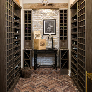 Ispirazione per una cantina classica di medie dimensioni con rastrelliere portabottiglie, pavimento in mattoni e pavimento rosso