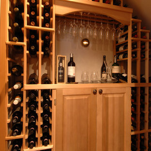Immagine di una cantina chic di medie dimensioni con rastrelliere portabottiglie