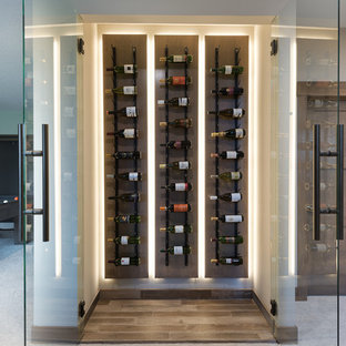 Ispirazione per una cantina chic di medie dimensioni con rastrelliere portabottiglie, pavimento marrone e parquet scuro