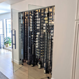 Ispirazione per una cantina moderna con rastrelliere portabottiglie