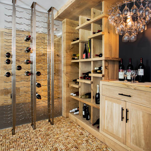 Inspiration pour une cave à vin design avec des casiers, un sol en liège et un sol jaune.